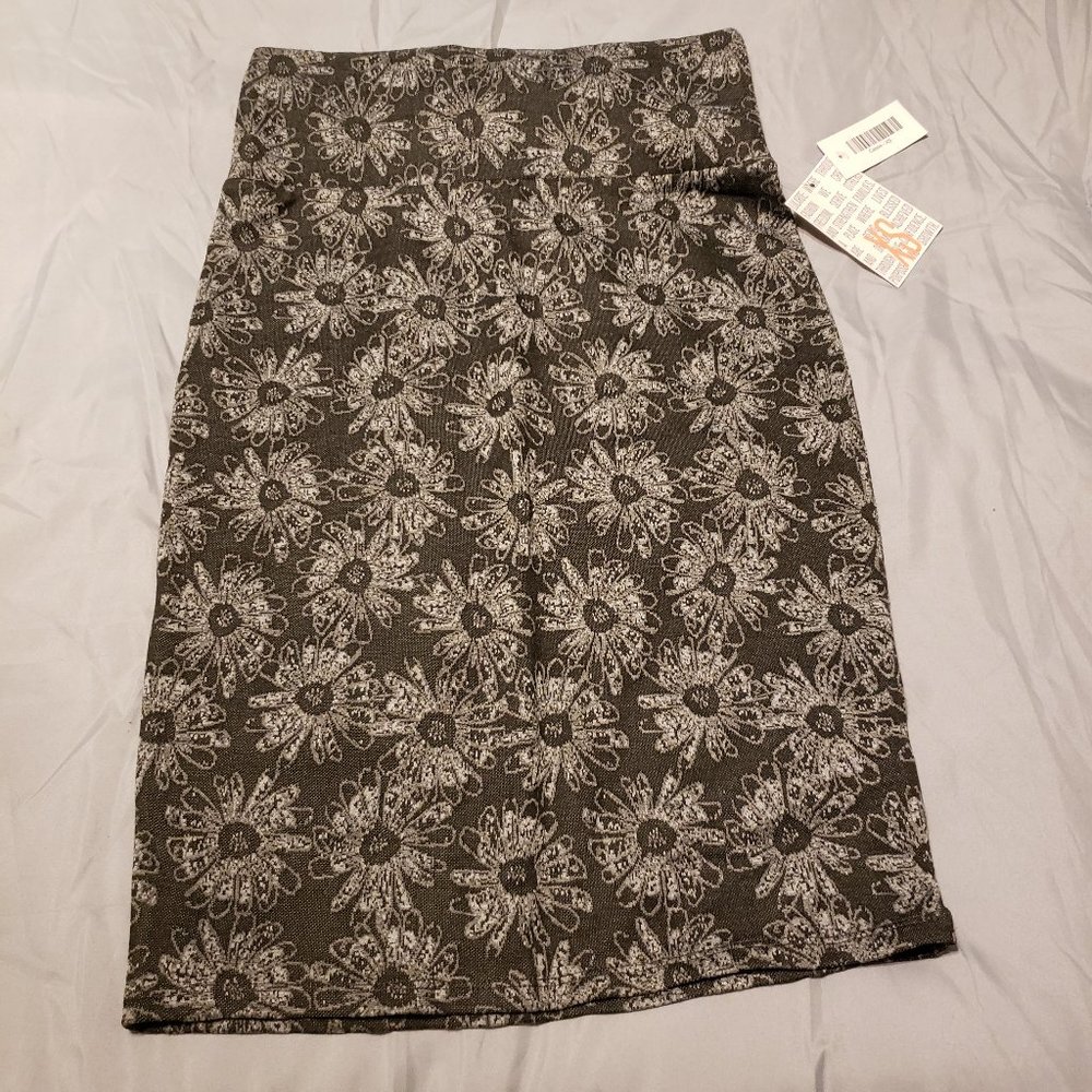Black and White Floral Cassie